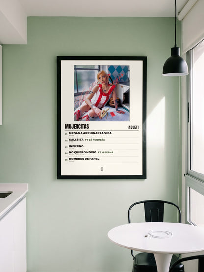 Póster de Mujercitas de 143LETI enmarcado en una pared
