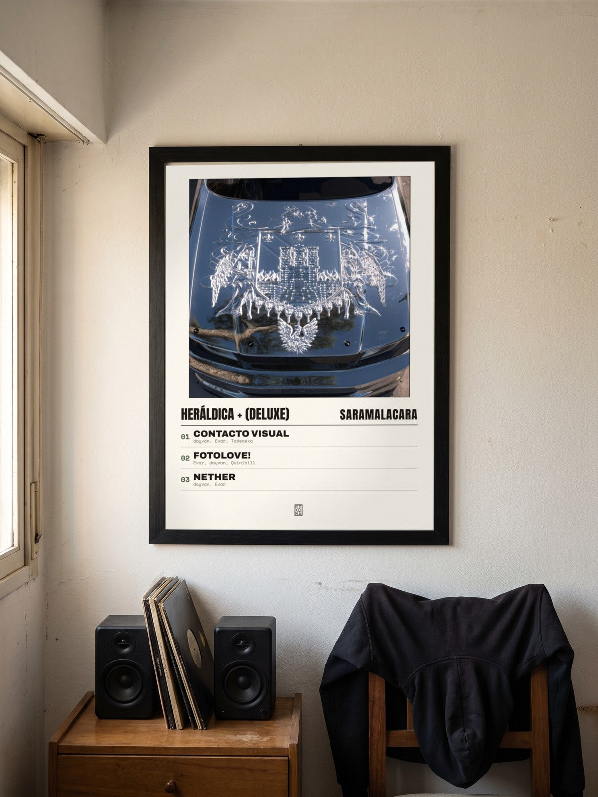 Póster de Heráldica + (Deluxe) de Saramalacara enmarcado en una pared