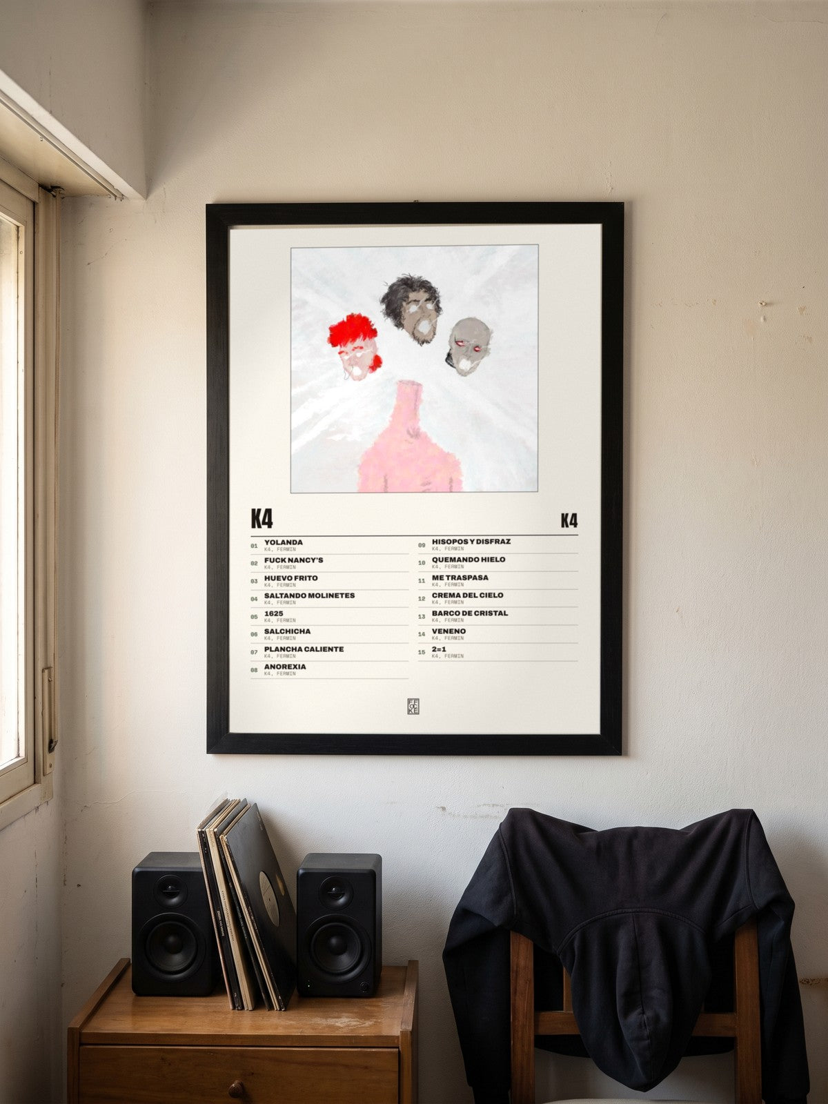 Póster de K4 de K4 enmarcado en una pared