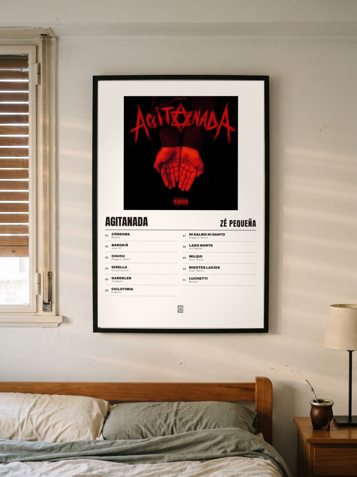 Póster de AGITANADA de Zé Pequeña enmarcado en una pared