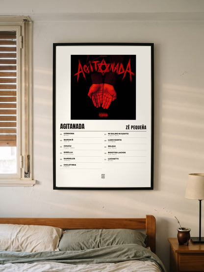 Póster de AGITANADA de Zé Pequeña enmarcado en una pared