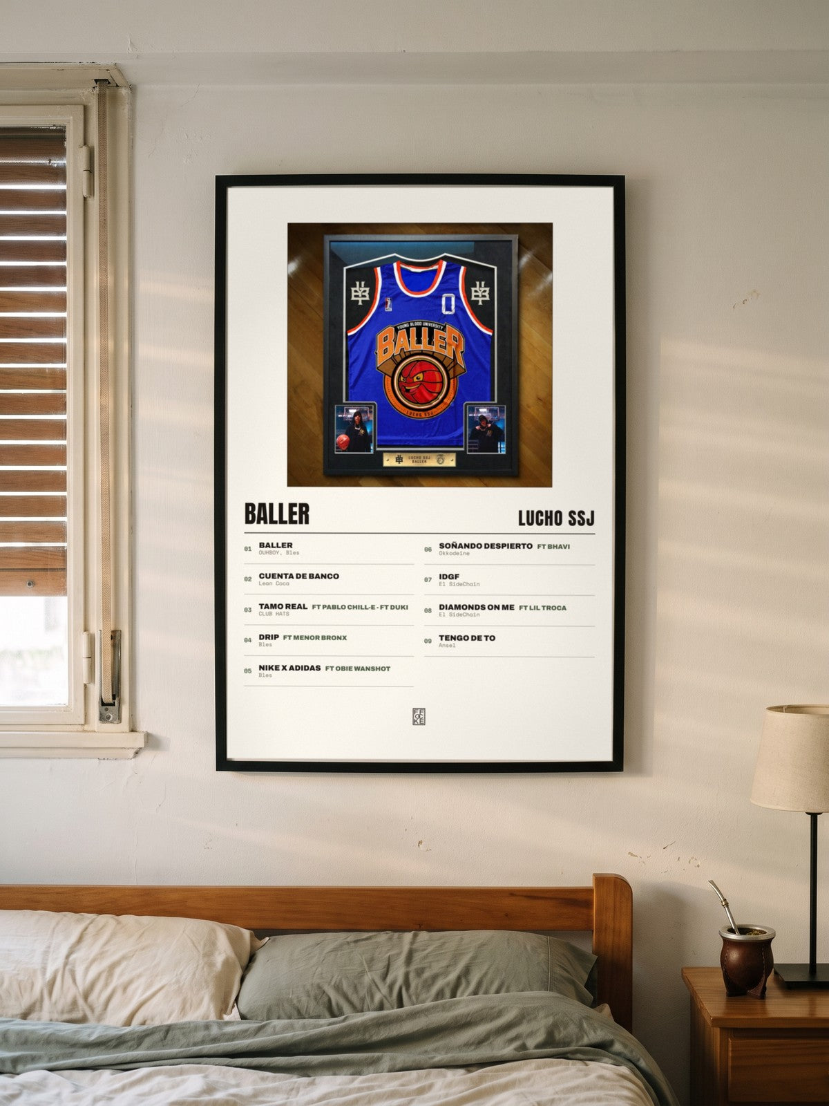 Póster de Baller de Lucho SSJ enmarcado en una pared