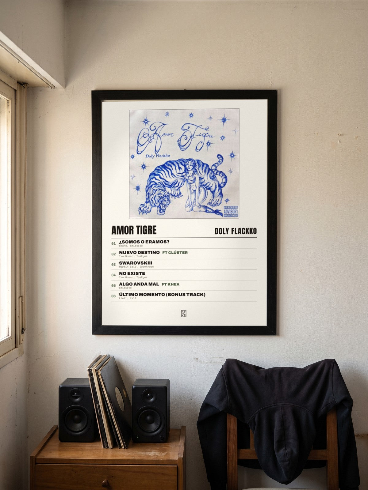 Póster de Amor Tigre de Doly Flackko enmarcado en una pared