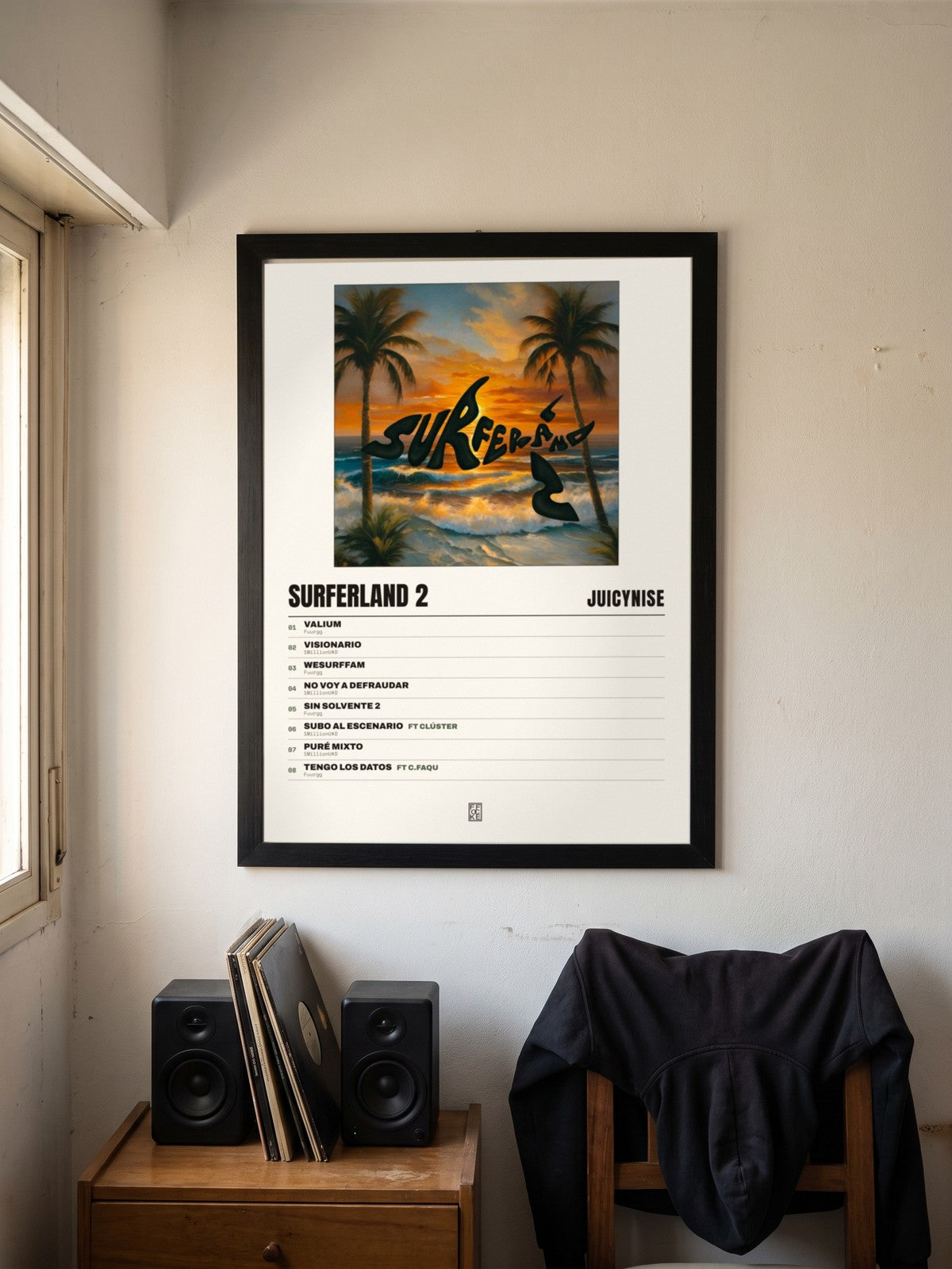 Póster de Surferland 2 de JuicyNise enmarcado en una pared