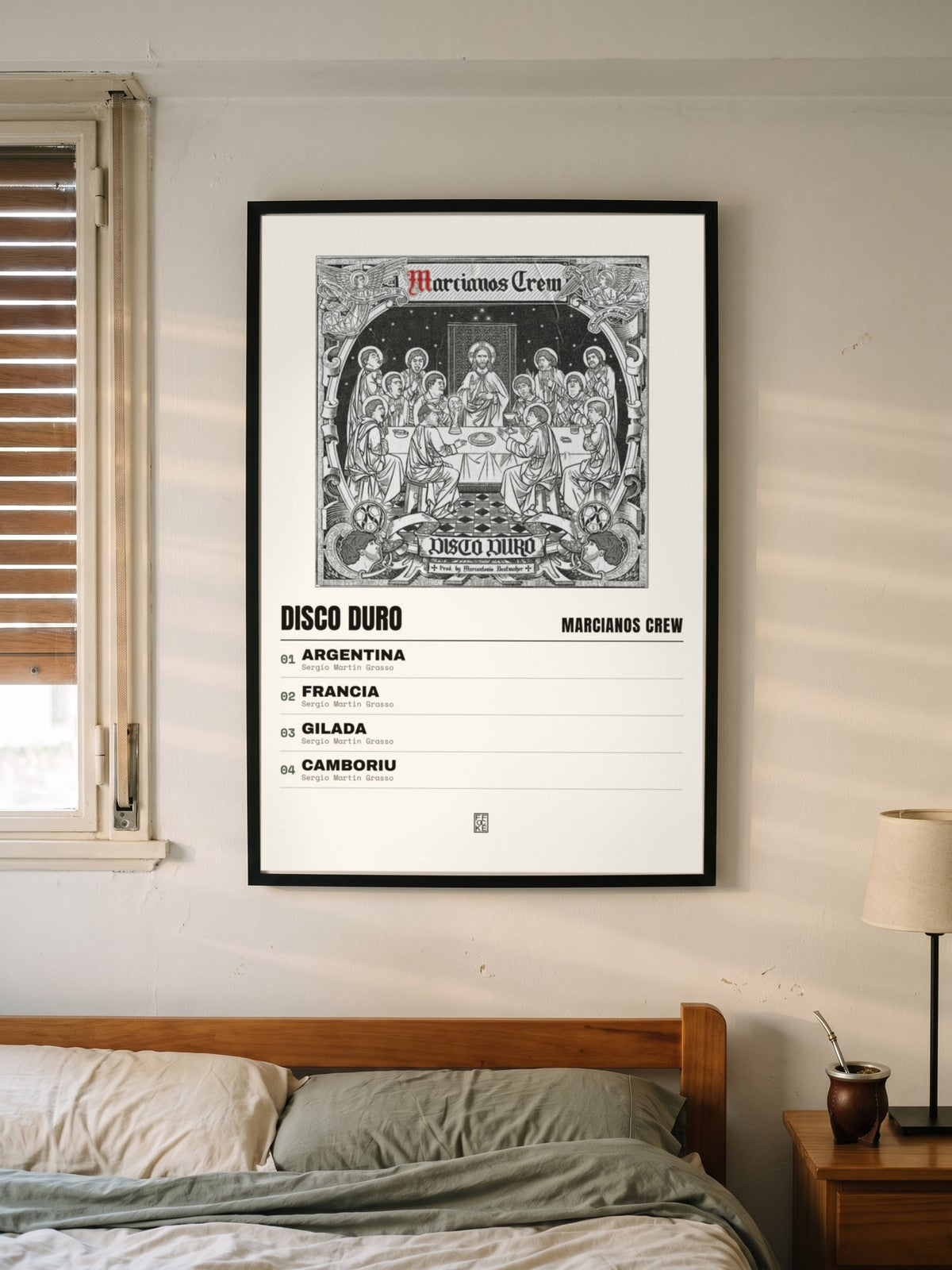 Póster de Disco Duro de Marcianos Crew enmarcado en una pared
