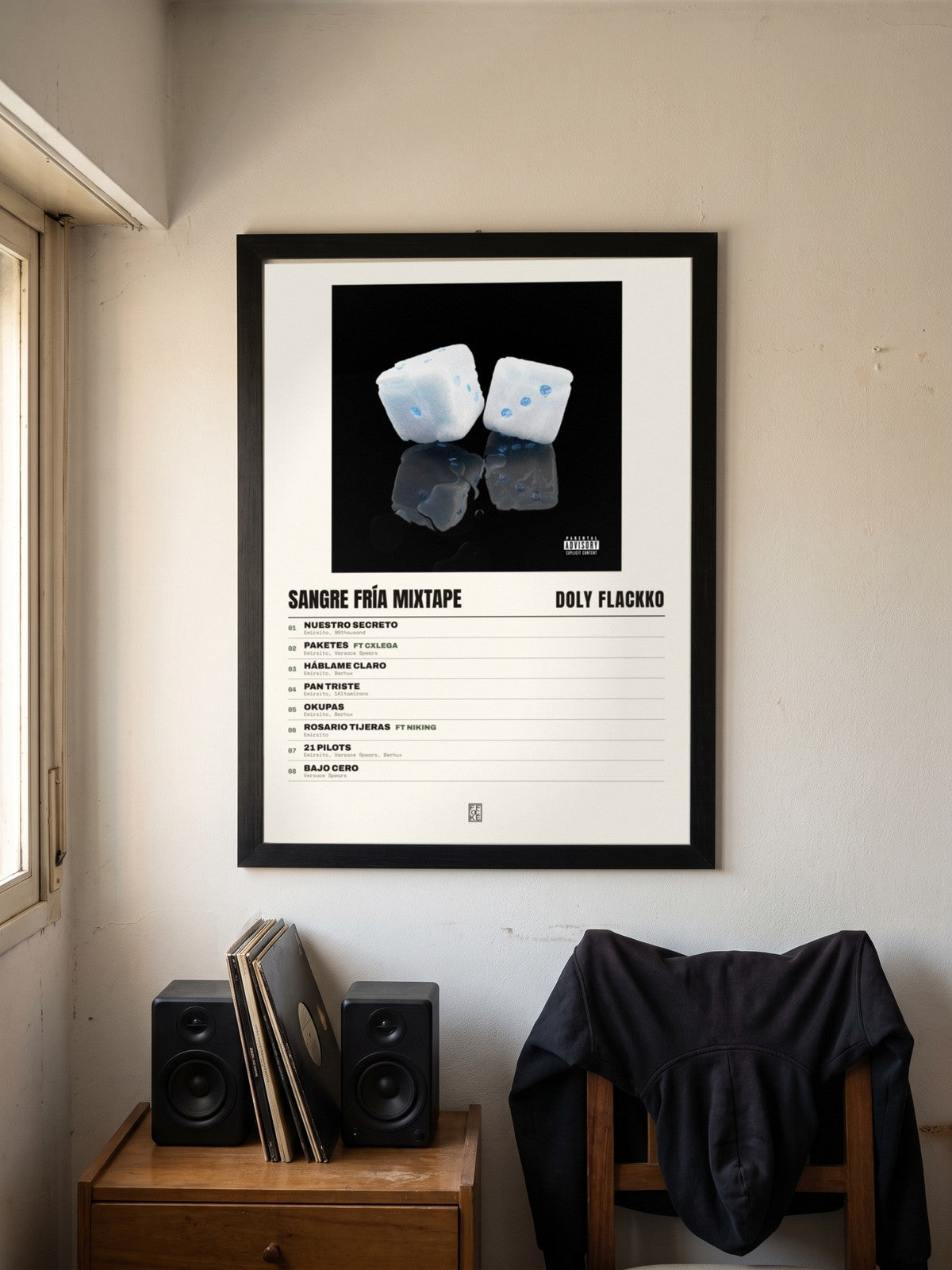 Póster de Sangre Fría Mixtape de Doly Flackko enmarcado en una pared