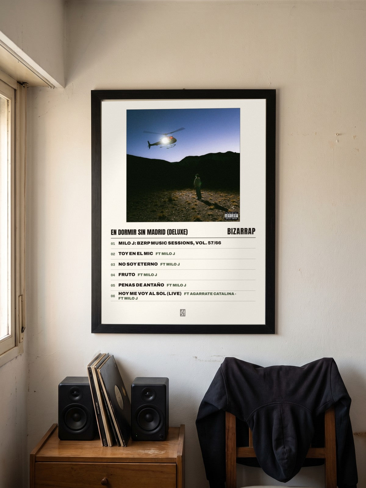 Póster de en dormir sin Madrid (deluxe) de Bizarrap enmarcado en una pared
