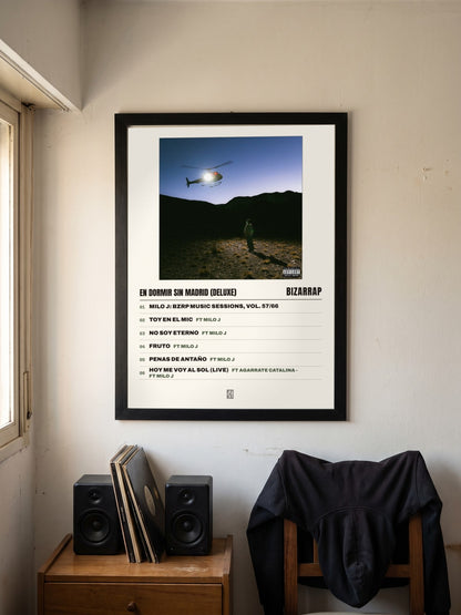 Póster de en dormir sin Madrid (deluxe) de Bizarrap enmarcado en una pared