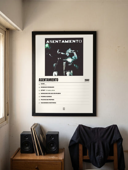 Póster de Asentamiento de 2UU! enmarcado en una pared