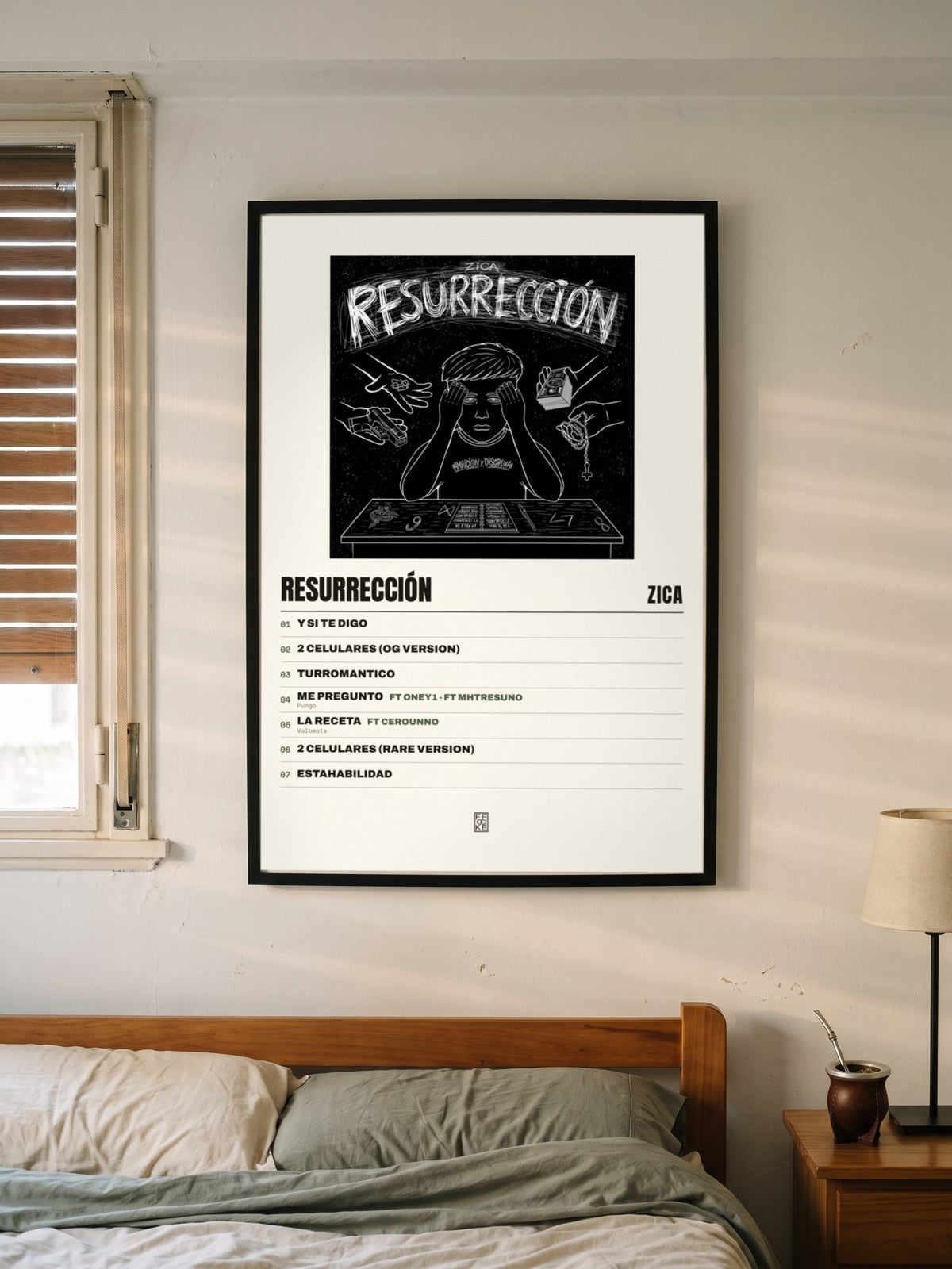 Póster de Resurrección de Zica enmarcado en una pared