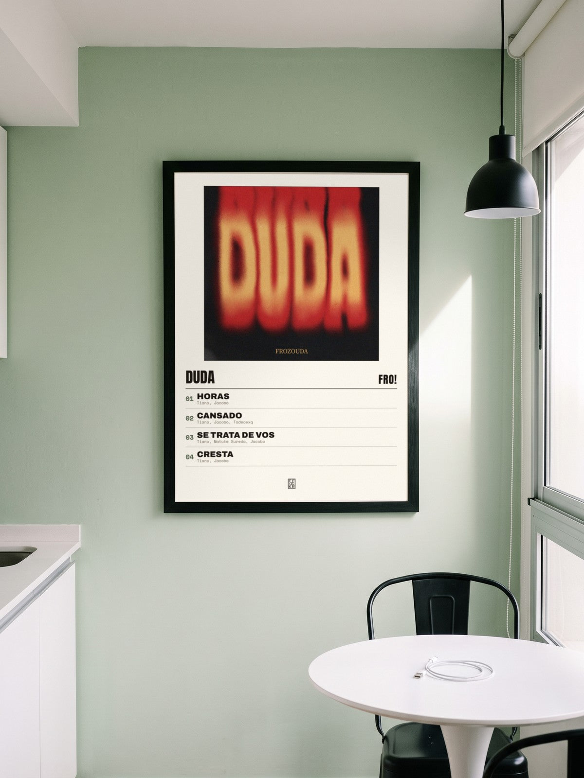 Póster de DUDA de FRO! enmarcado en una pared