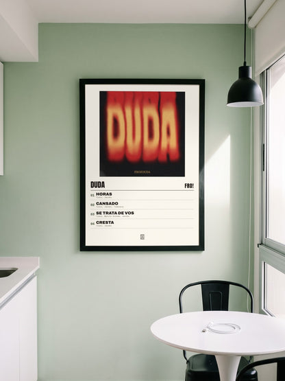 Póster de DUDA de FRO! enmarcado en una pared