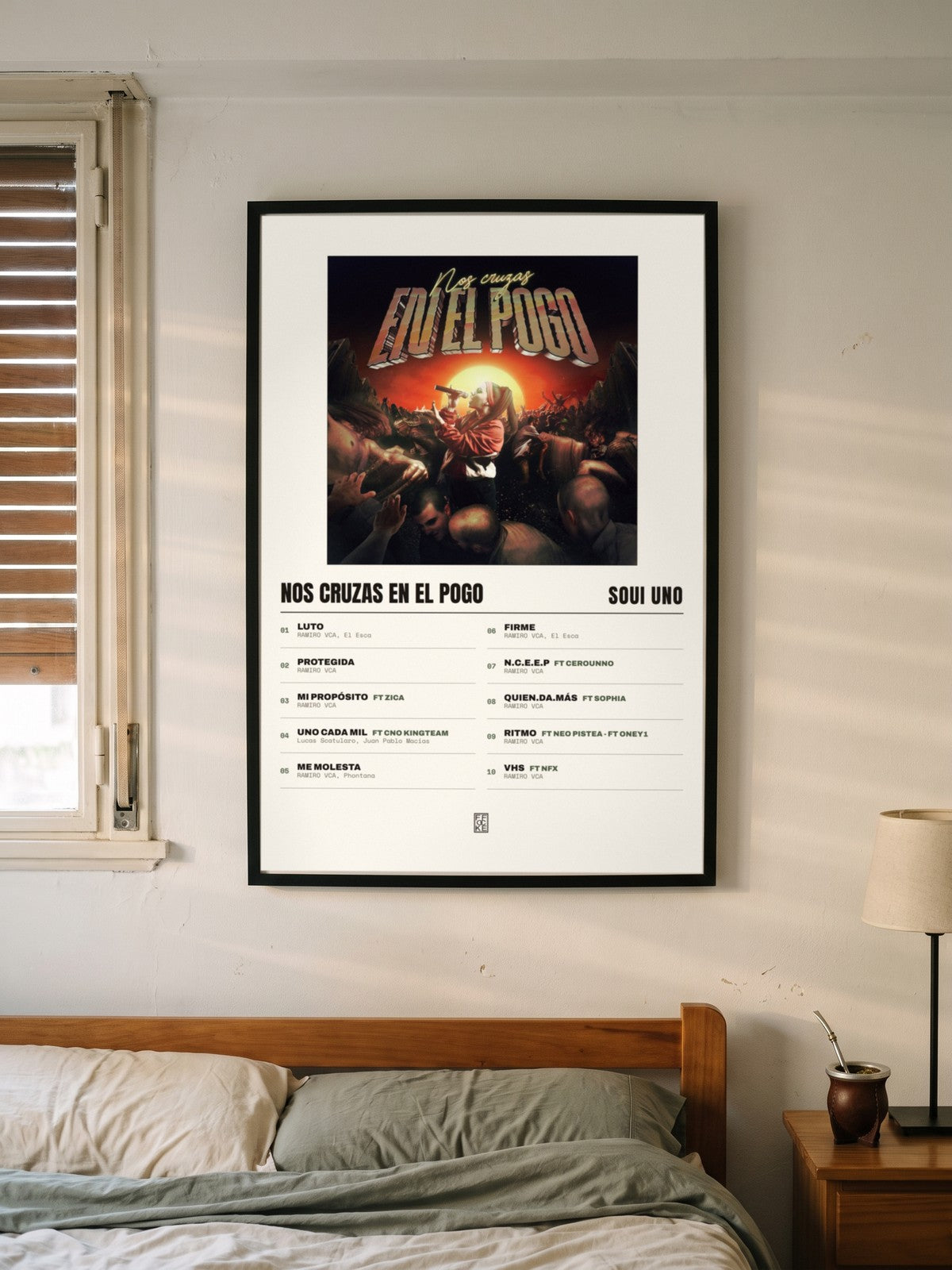 Póster de NOS CRUZAS EN EL POGO de Soui Uno enmarcado en una pared