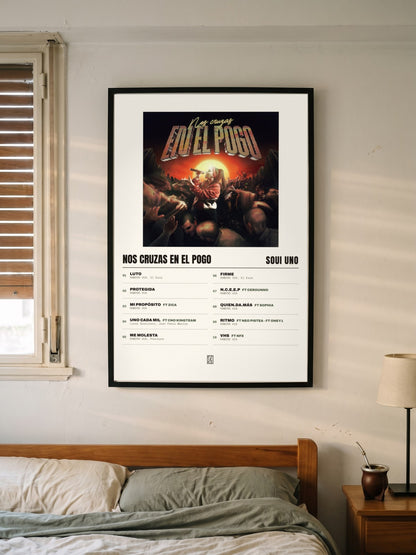 Póster de NOS CRUZAS EN EL POGO de Soui Uno enmarcado en una pared