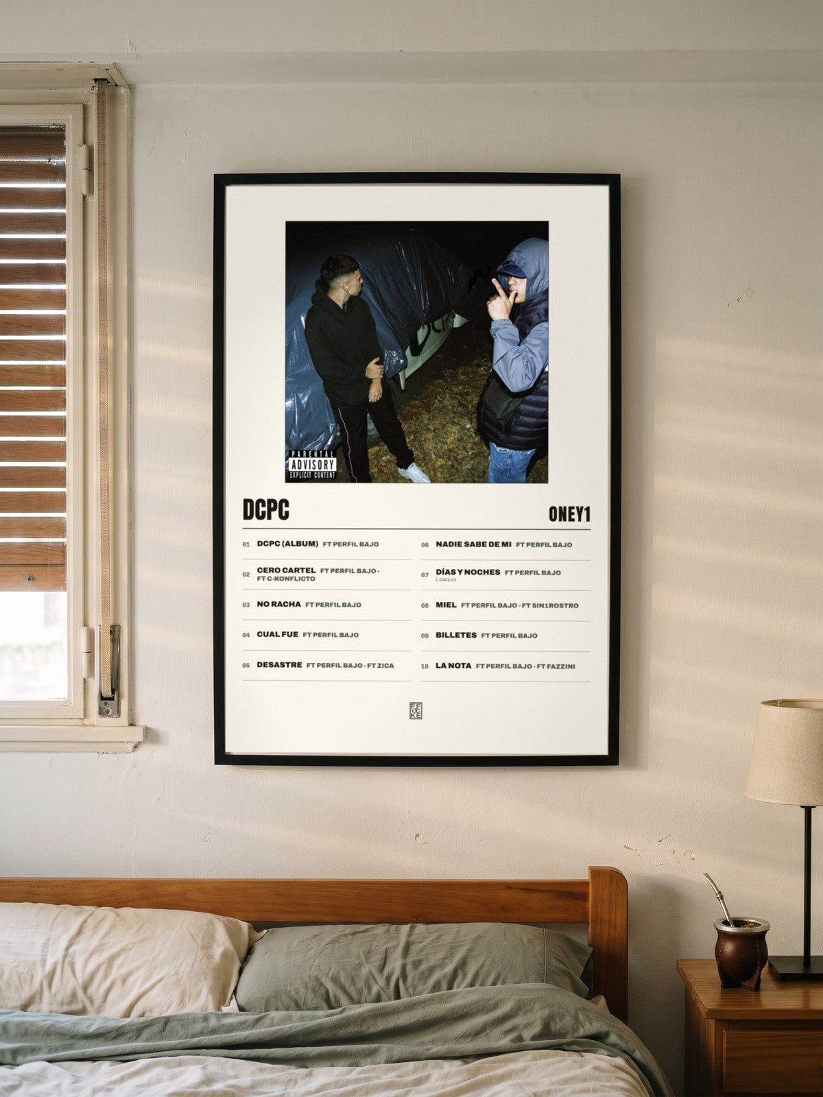 Póster de Dcpc de Oney1 enmarcado en una pared