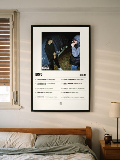 Póster de Dcpc de Oney1 enmarcado en una pared