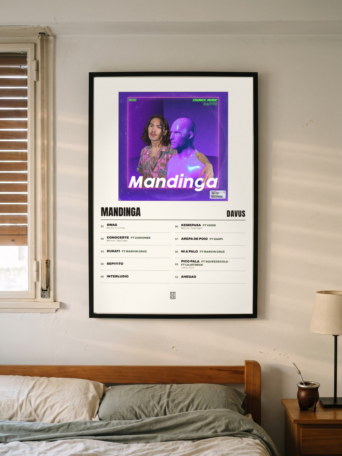 Póster de Mandinga de Davus enmarcado en una pared