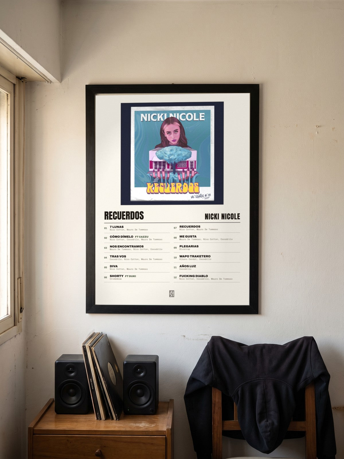 Póster de Recuerdos de Nicki Nicole enmarcado en una pared