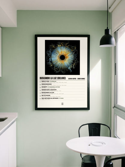 Póster de buscando la luz (deluxe) de Seven Kayne × Einer Bankz enmarcado en una pared