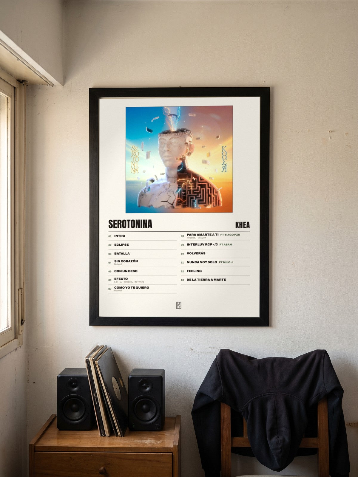 Póster de SEROTONINA de KHEA enmarcado en una pared