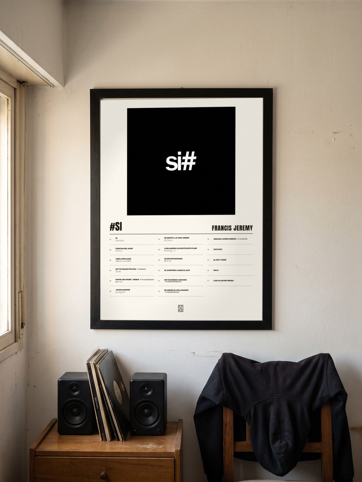 Póster de #SI de Francis Jeremy enmarcado en una pared