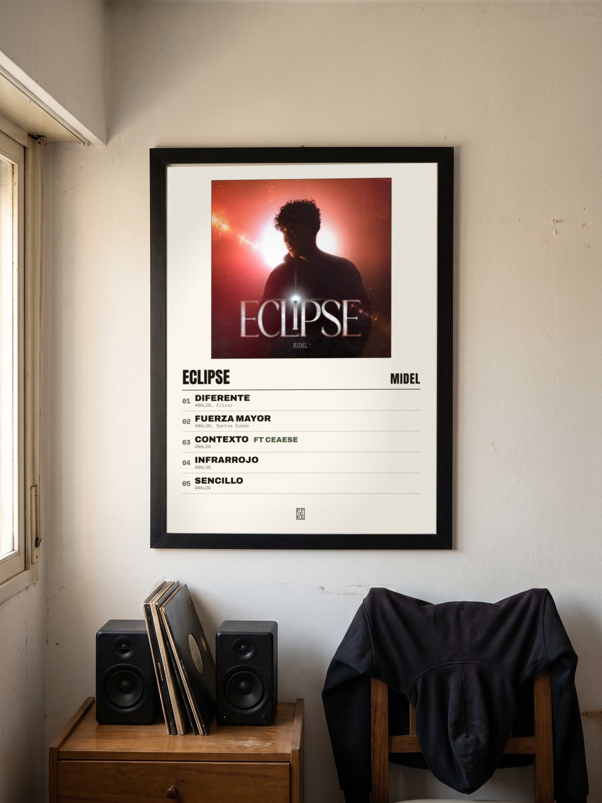 Póster de Eclipse de Midel enmarcado en una pared