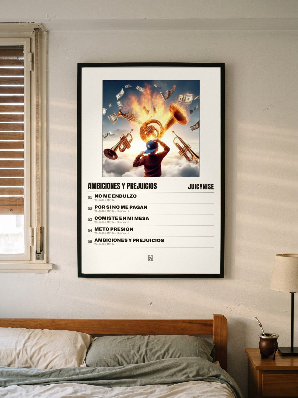 Póster de Ambiciones y Prejuicios de JuicyNise enmarcado en una pared