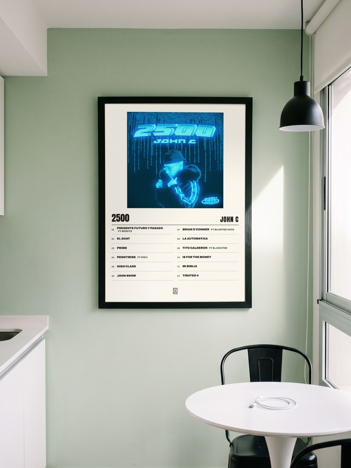 Póster de 2500 de John C enmarcado en una pared