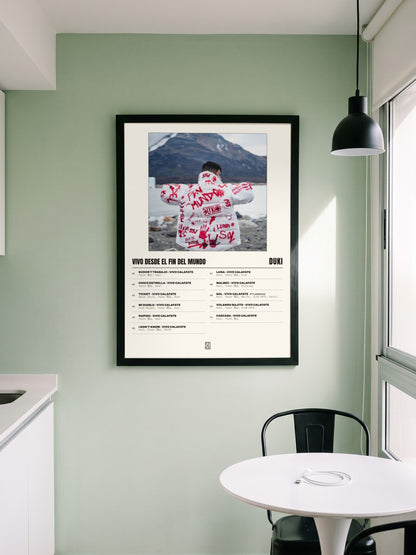 Póster de Vivo Desde el Fin del Mundo de Duki enmarcado en una pared