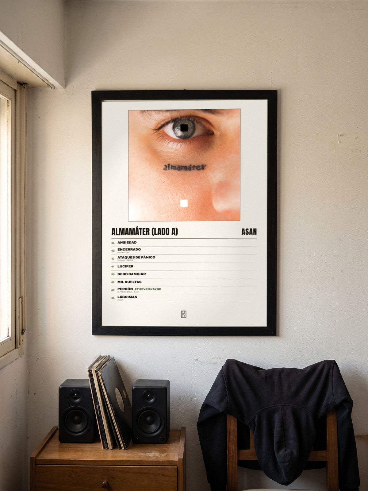 Póster de Almamáter (Lado A) de Asan enmarcado en una pared