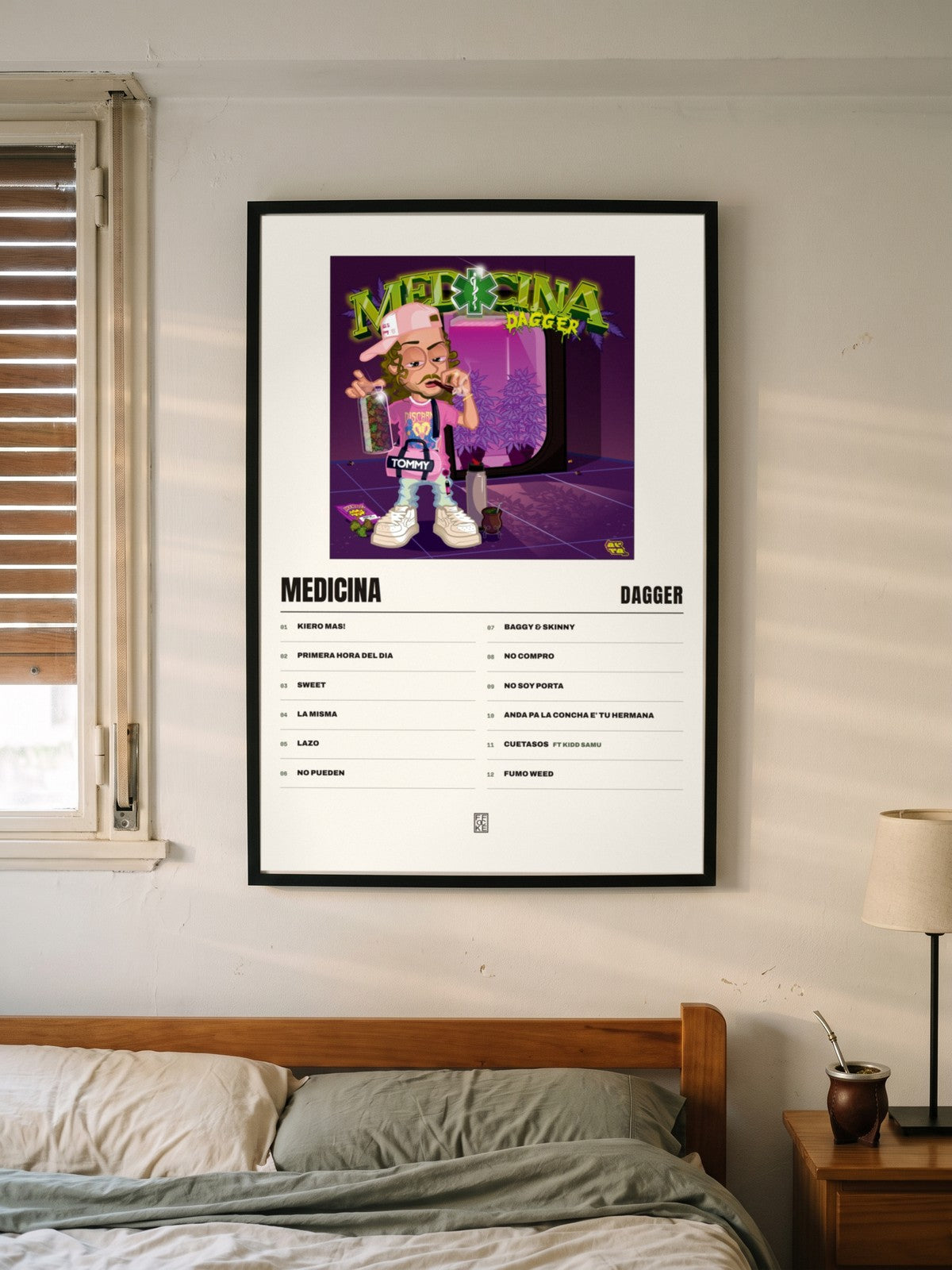 Póster de Medicina de Dagger enmarcado en una pared