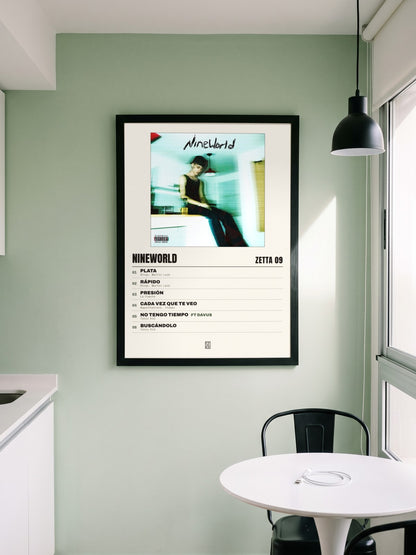 Póster de Nineworld de Zetta 09 enmarcado en una pared