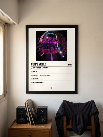 Póster de Vere's World de Hwii enmarcado en una pared