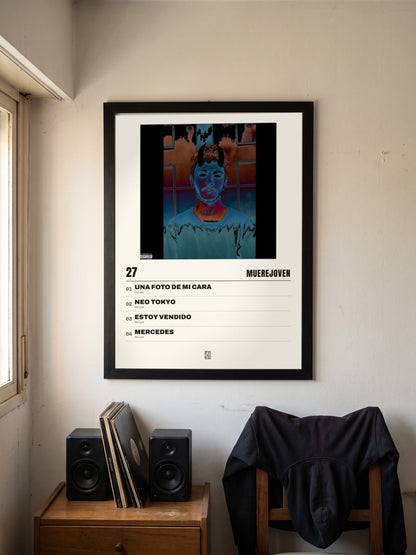 Póster de 27 de Muerejoven enmarcado en una pared