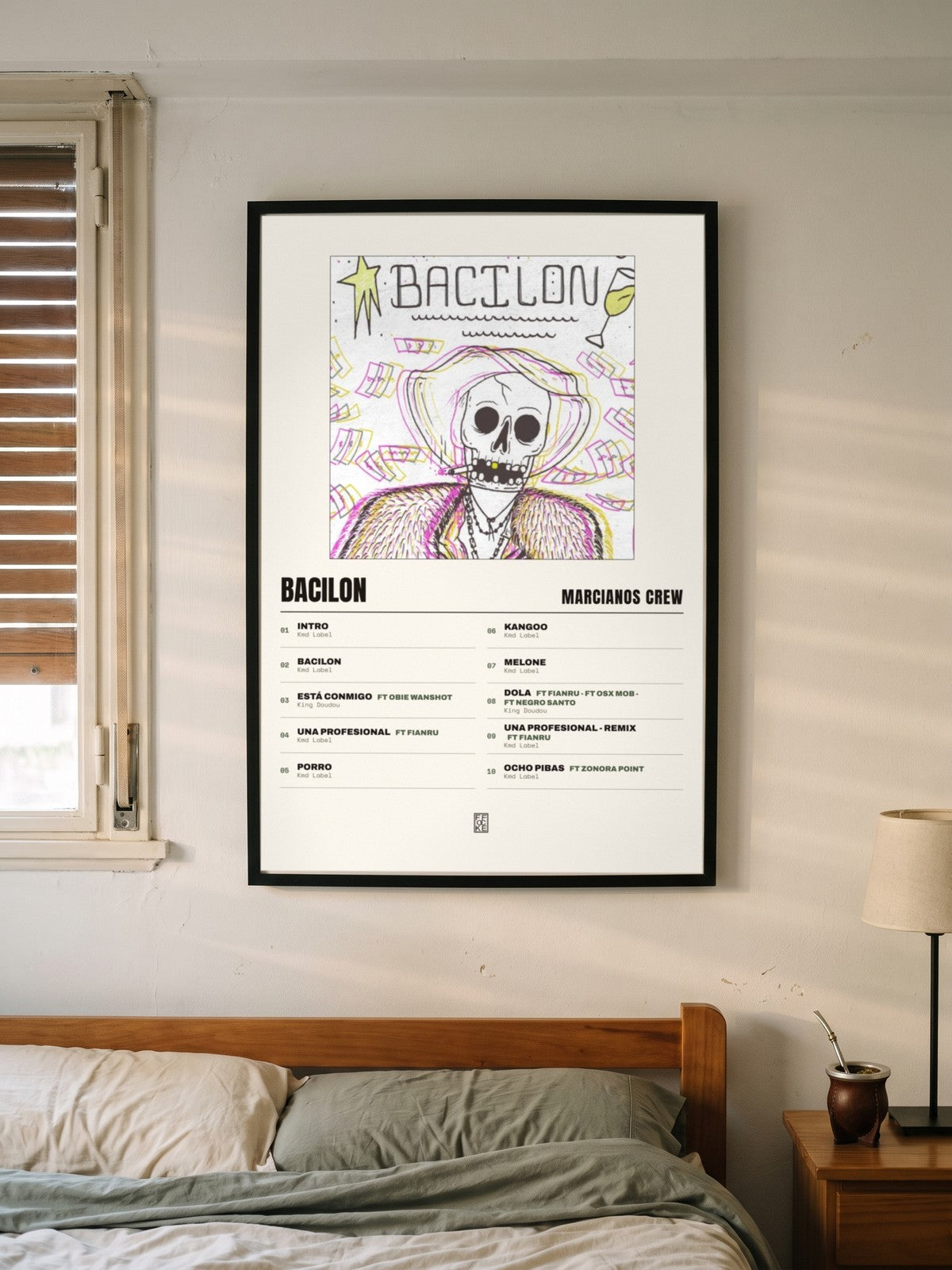 Póster de Bacilon de Marcianos Crew enmarcado en una pared