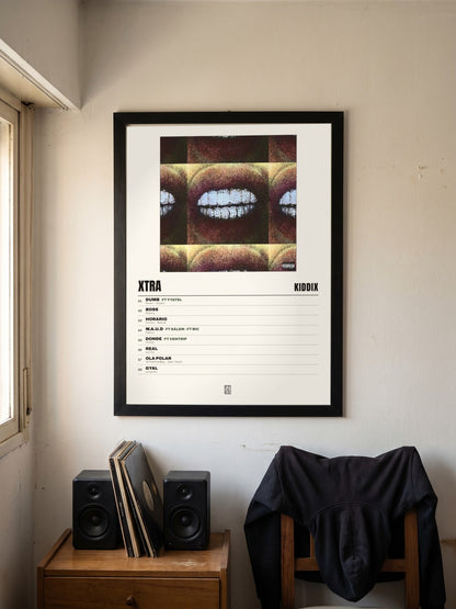 Póster de Xtra de KiddiX enmarcado en una pared