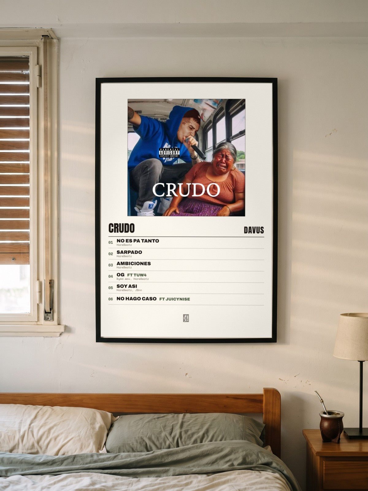 Póster de CRUDO de Davus enmarcado en una pared
