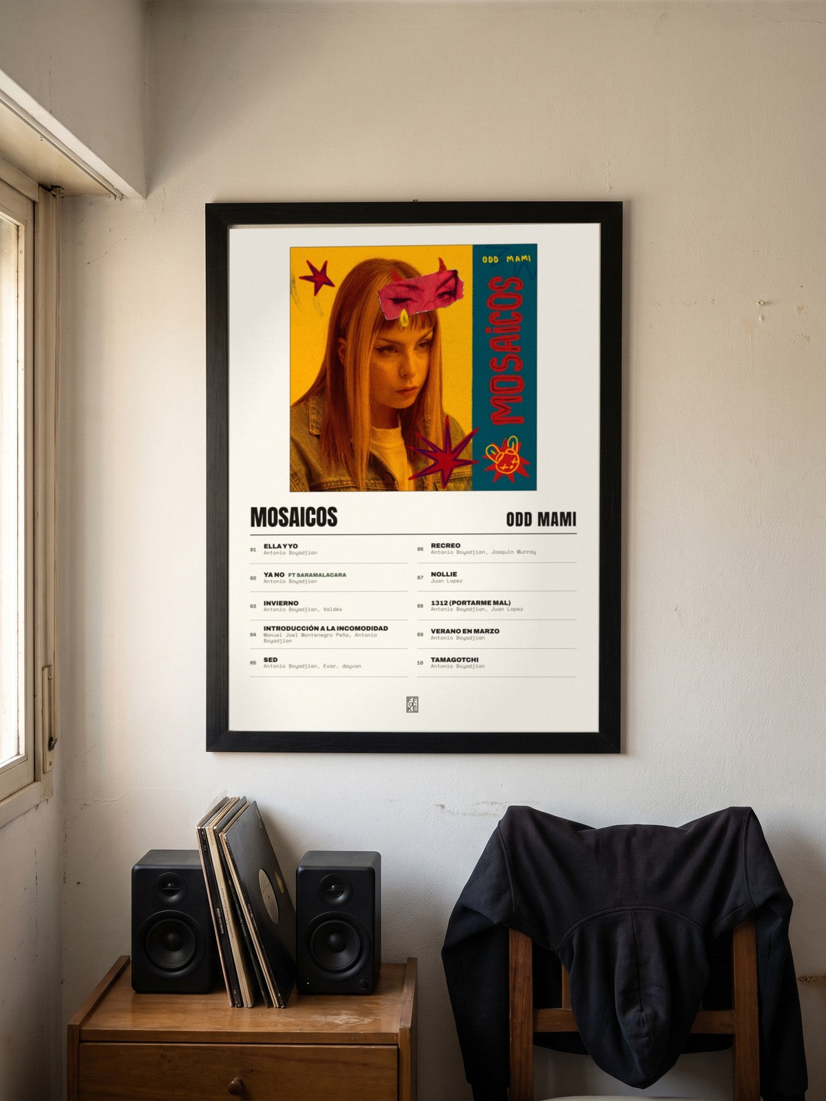 Póster de Mosaicos de ODD MAMI enmarcado en una pared