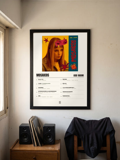 Póster de Mosaicos de ODD MAMI enmarcado en una pared