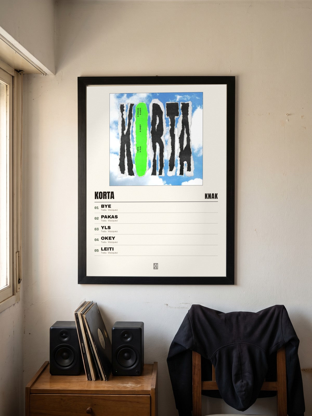 Póster de Korta de Knak enmarcado en una pared