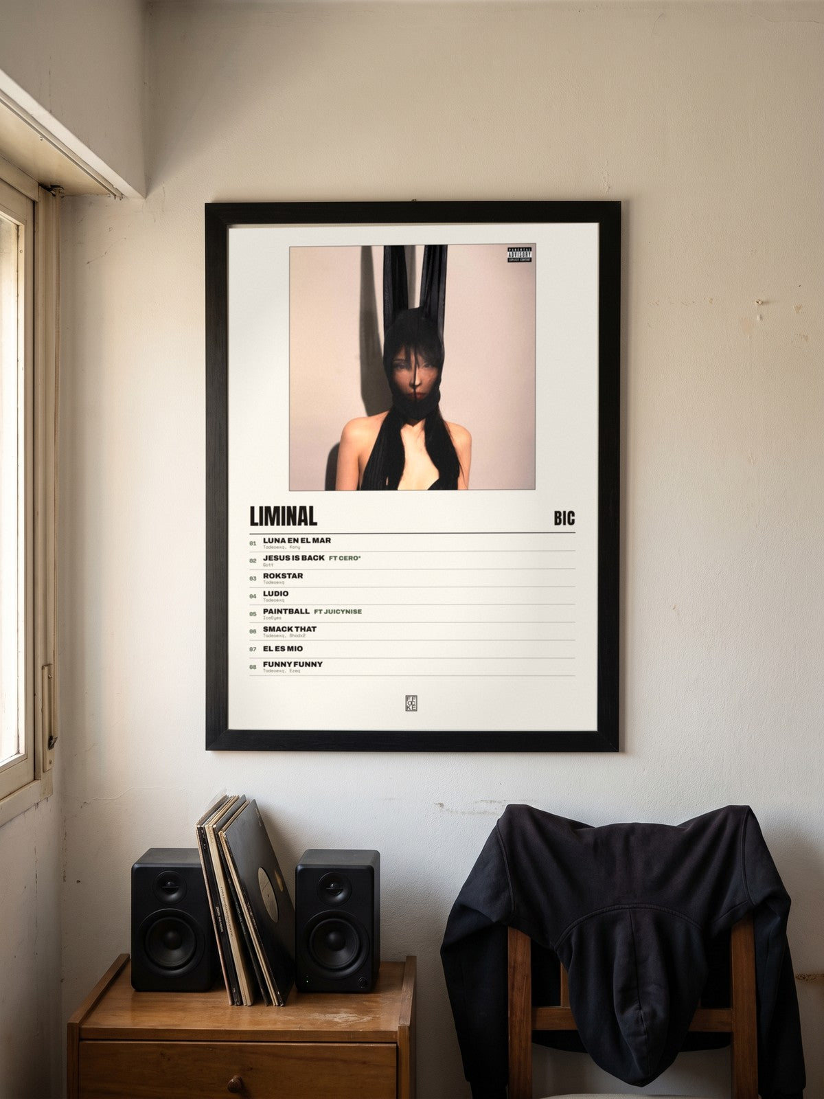 Póster de liminal de BIC enmarcado en una pared