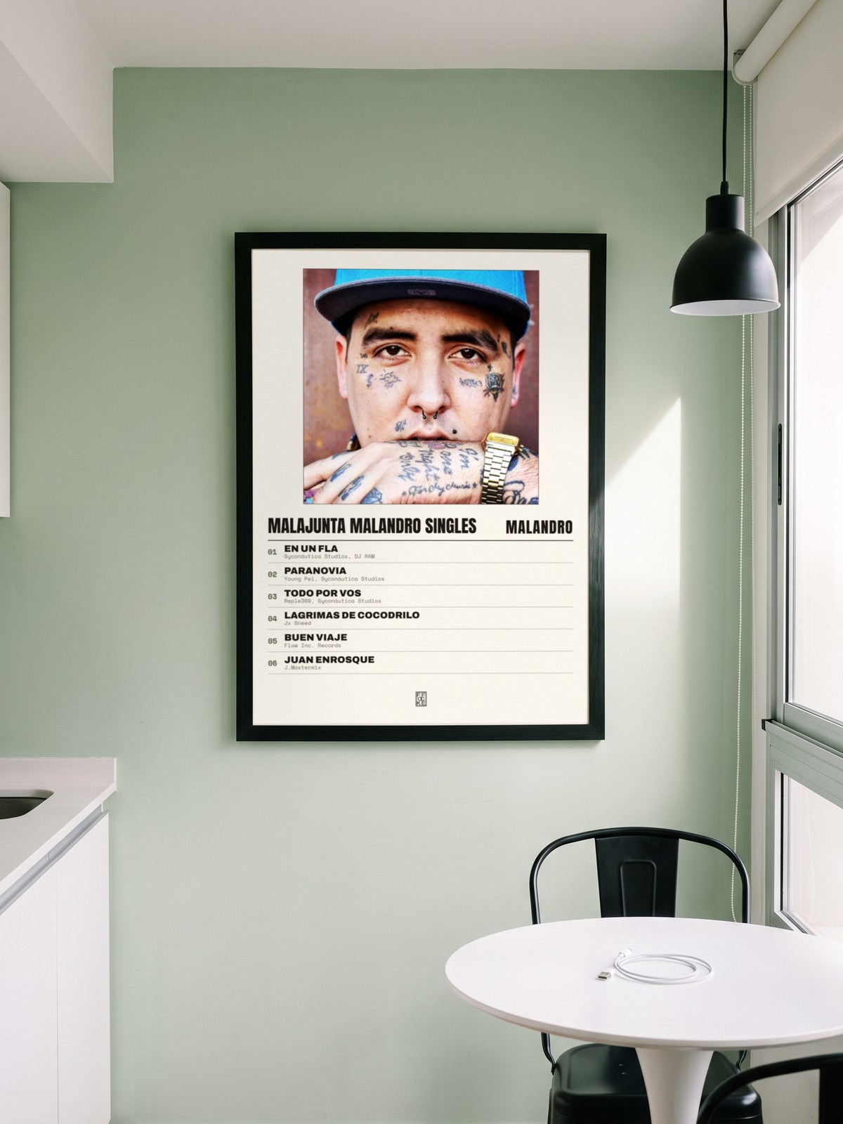 Póster de Malajunta Malandro Singles de Malandro enmarcado en una pared