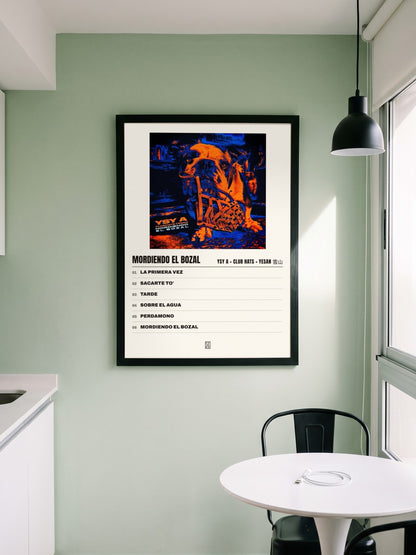 Póster de MORDIENDO EL BOZAL de YSY A × CLUB HATS × Yesan 雪山 enmarcado en una pared