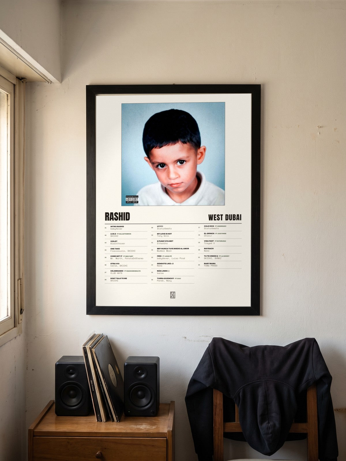 Póster de RASHID de WEST DUBAI enmarcado en una pared