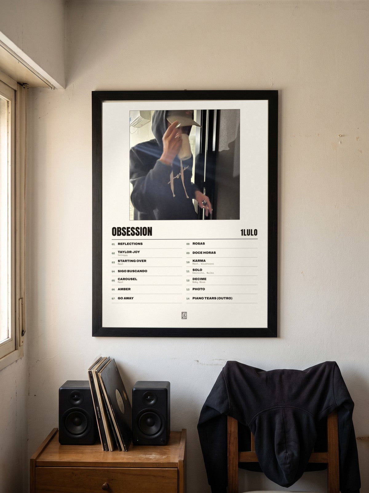 Póster de Obsession de 1lulo enmarcado en una pared