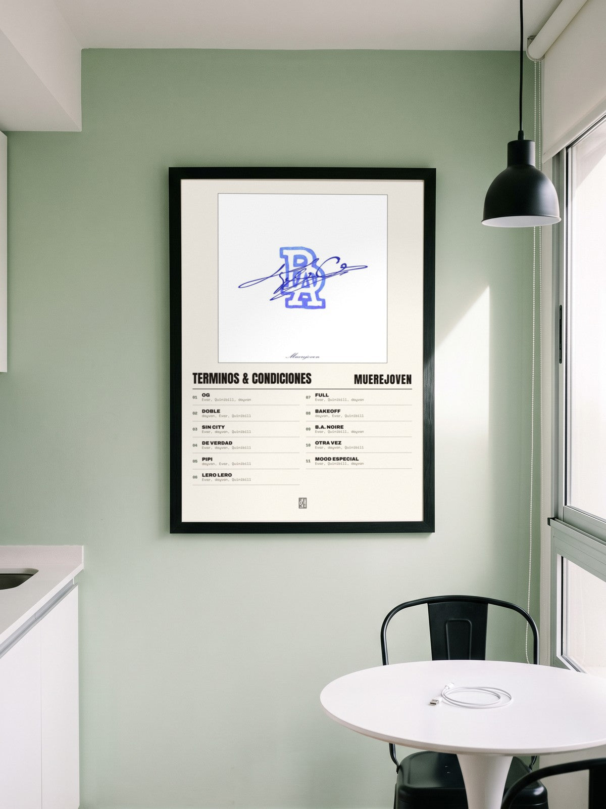 Póster de Terminos & Condiciones de Muerejoven enmarcado en una pared