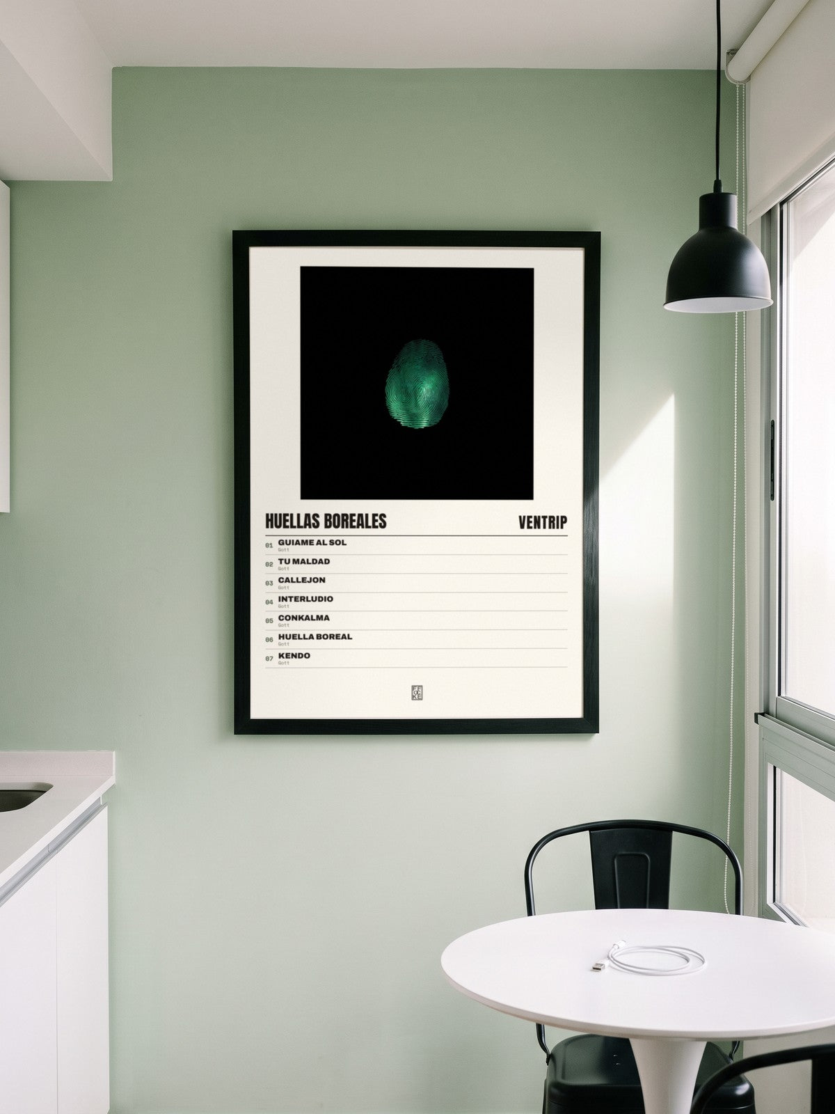 Póster de Huellas Boreales de Ventrip enmarcado en una pared