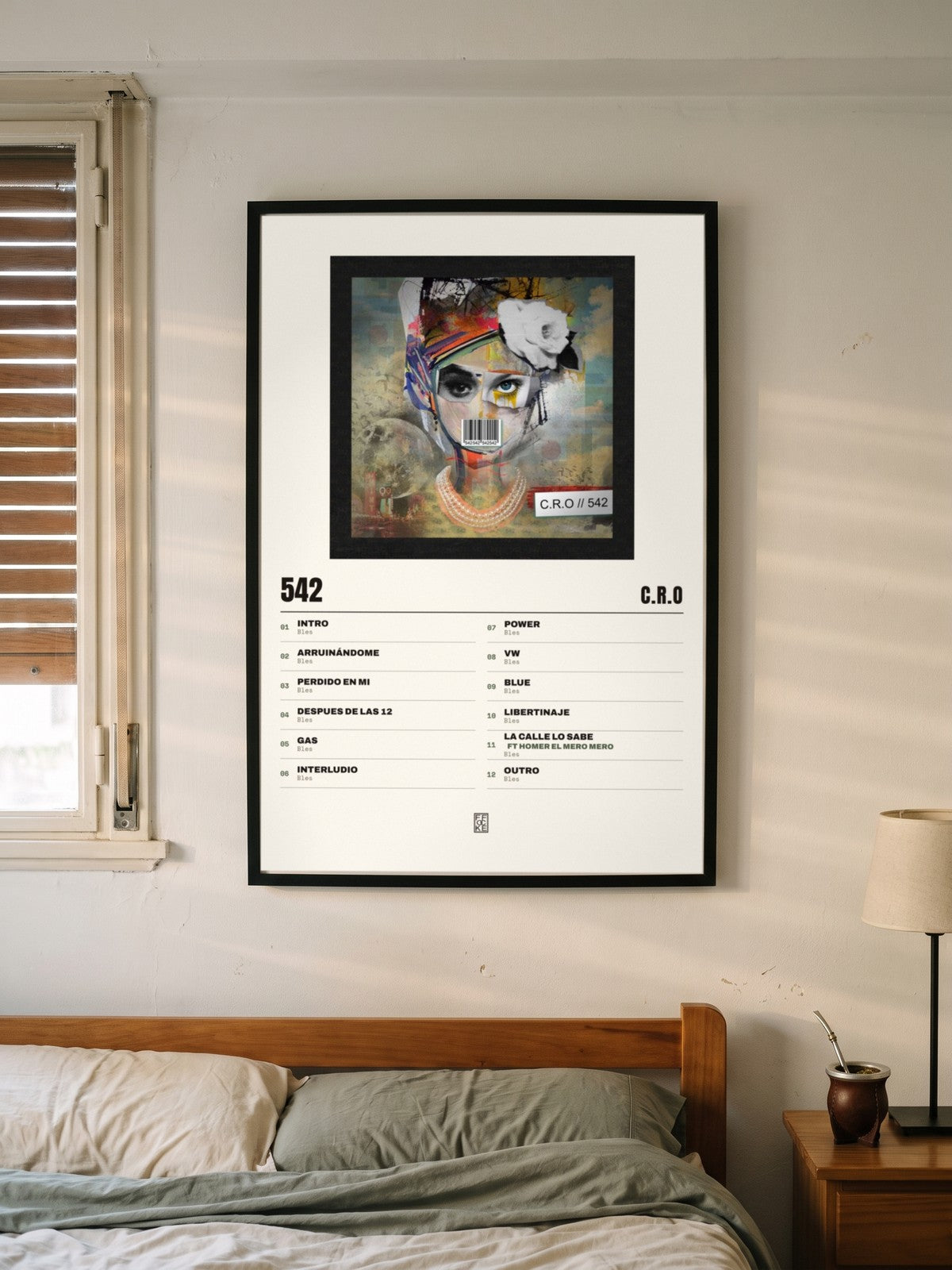 Póster de 542 de C.R.O enmarcado en una pared