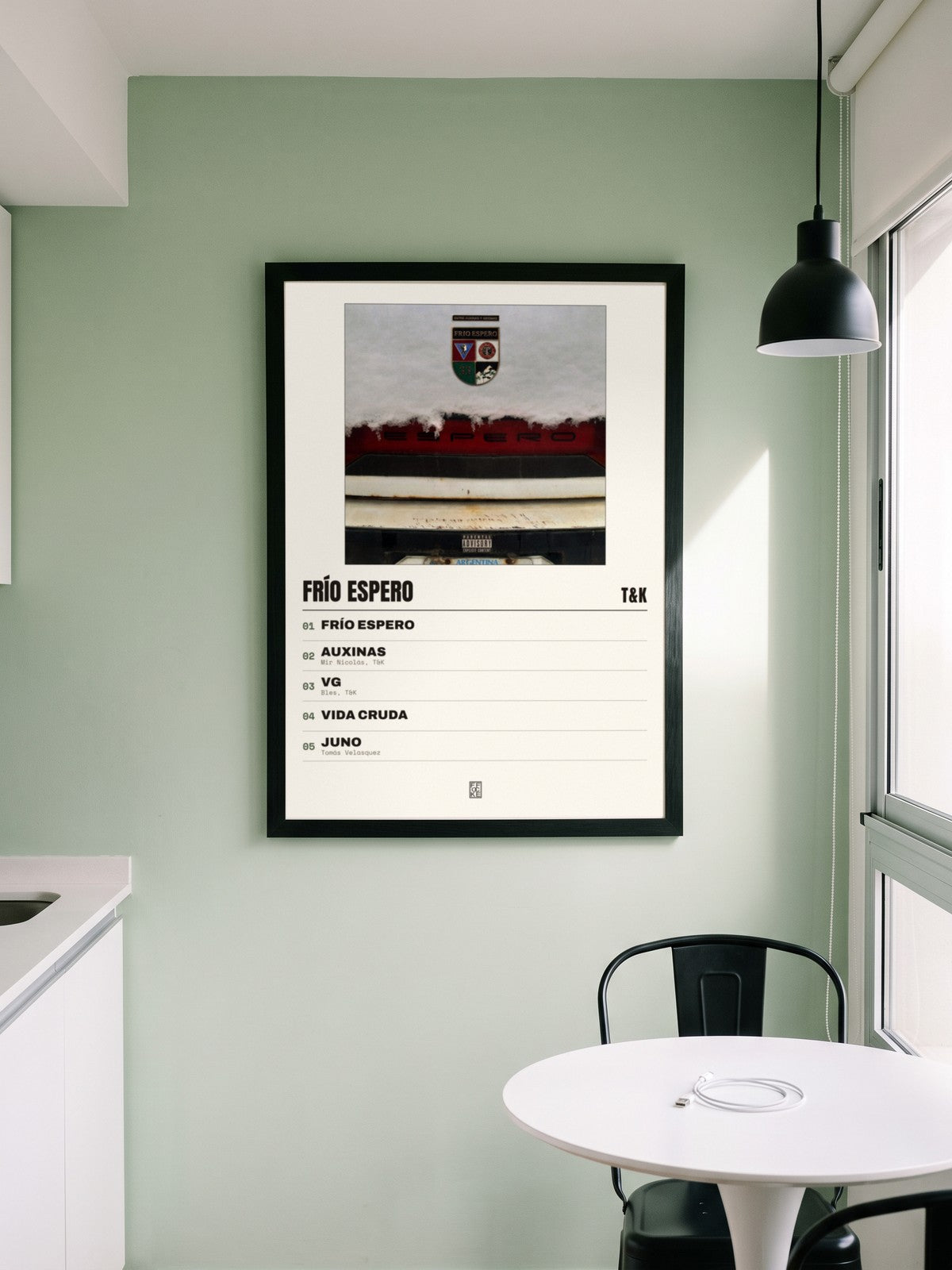Póster de Frío Espero de T&K enmarcado en una pared