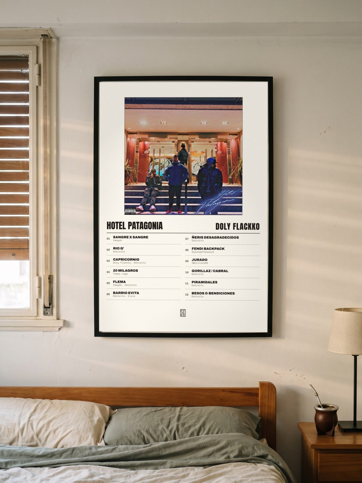 Póster de Hotel Patagonia de Doly Flackko enmarcado en una pared